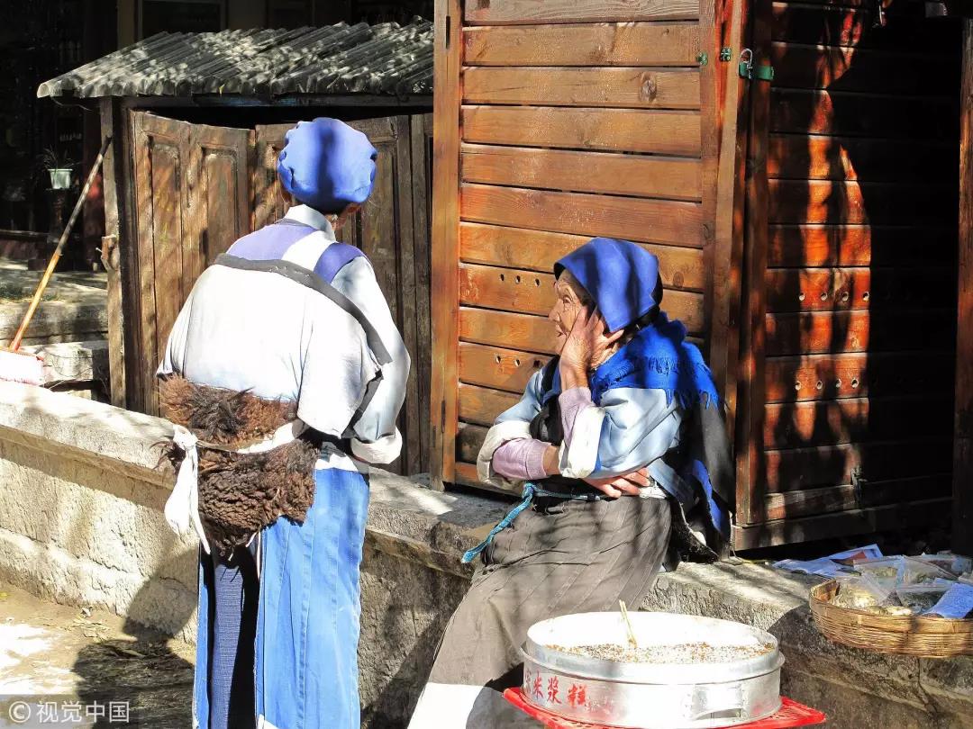 2012年11月28日，丽江古城里的纳西老人，但是如今已经越来越难看到 / 视觉中国