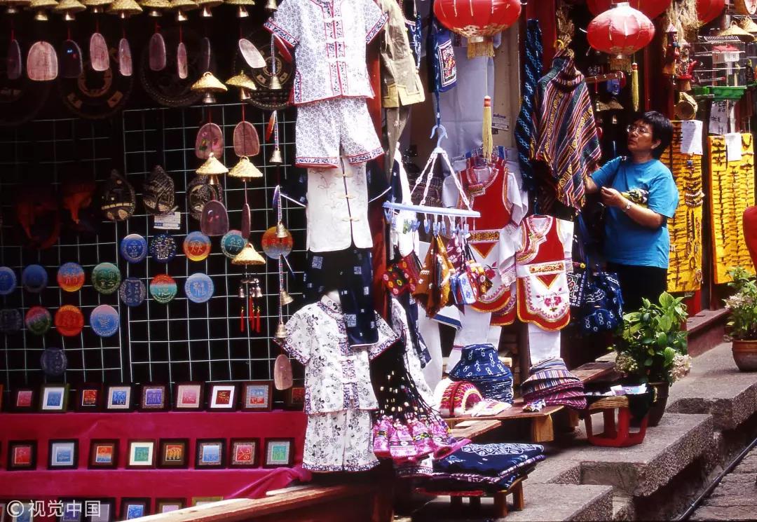 90年代的丽江古城，旅游产业已经发展起来 / 视觉中国