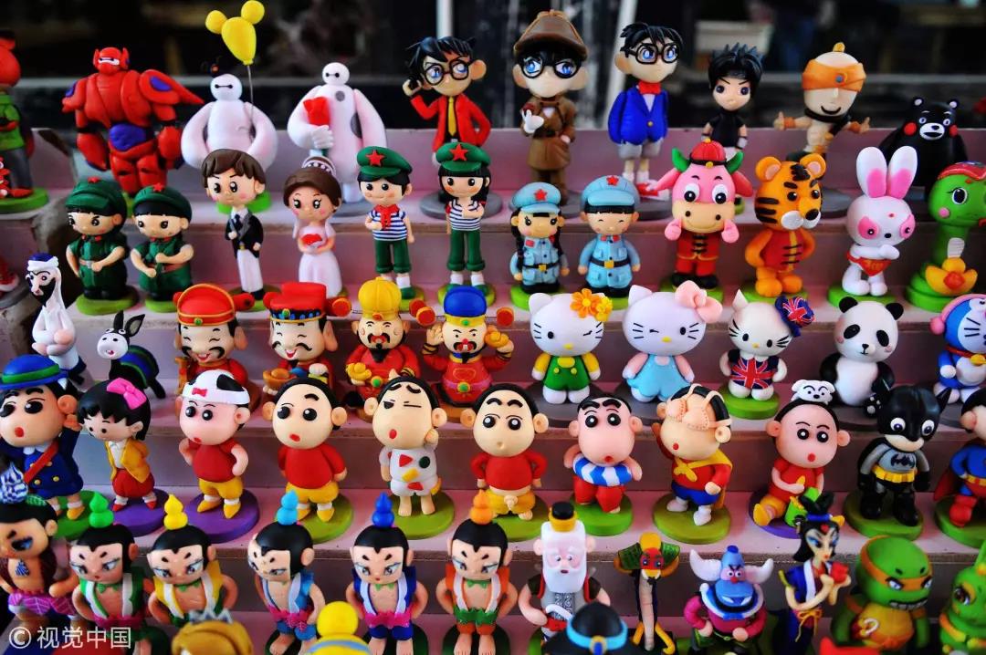 2016年10月20日，山西平遥古城，沿街店铺出售的旅游纪念品。这些纪念品你在任何古镇都会看到 / 视觉中国