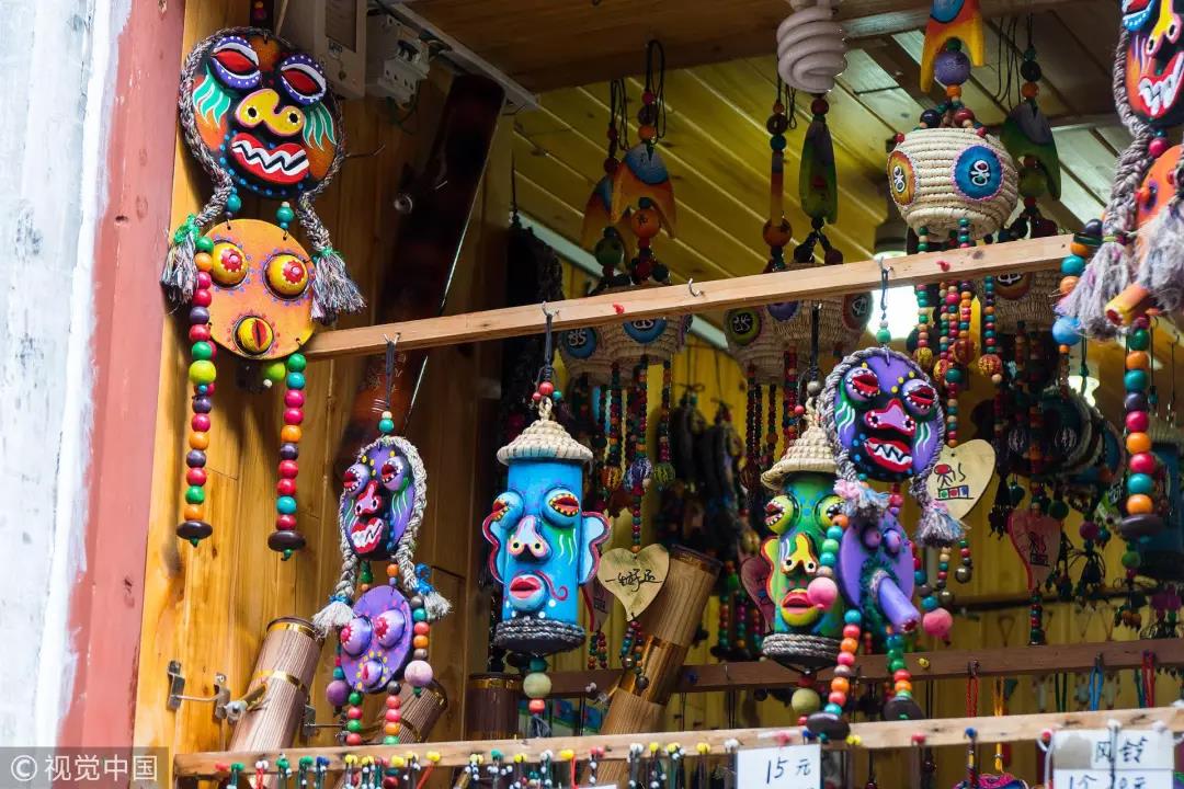 2015年9月5日，丽江古城，又名“大研古镇”，售卖旅游纪念品的小店 / 视觉中国