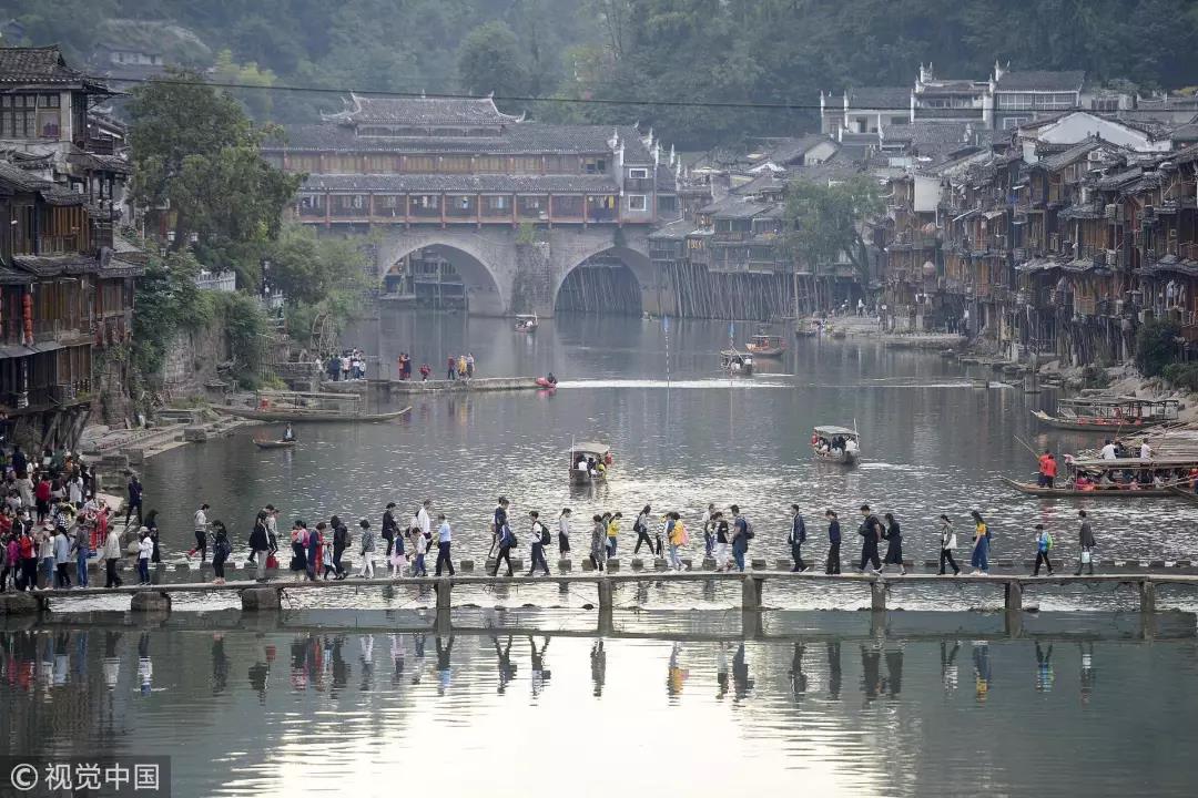 2018年10月2日，湖南凤凰古城，大街小巷人头攒动，杨华峰(湖南分社)/中新社 / 视觉中国